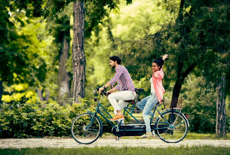 tandem cycling as an activity for couples in summer